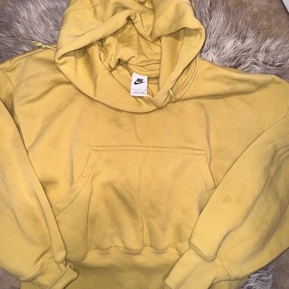 Nike woman’s mustard crop - Picture 5 of 5